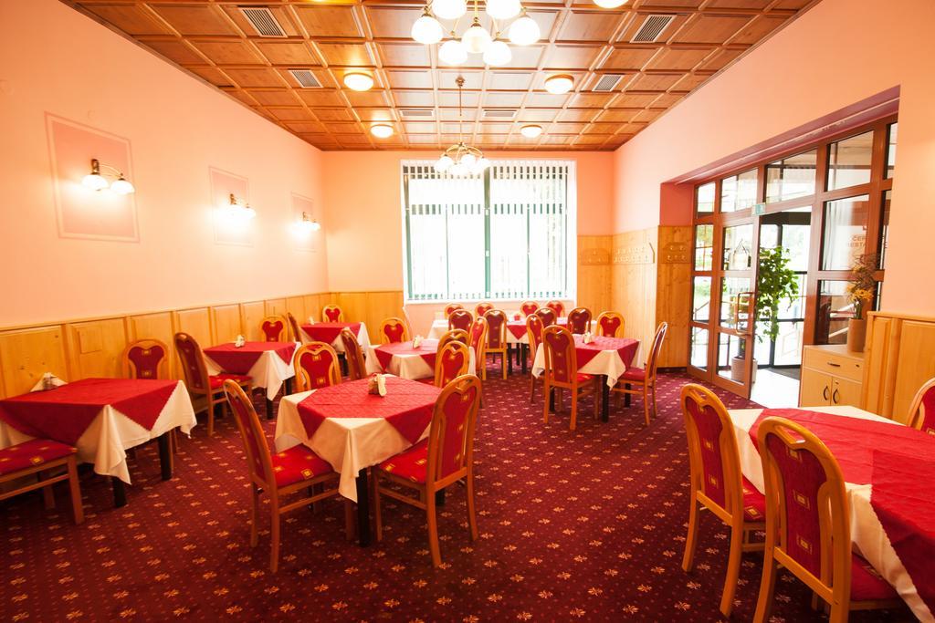 Sport-V-Hotel Hrotovice Εξωτερικό φωτογραφία