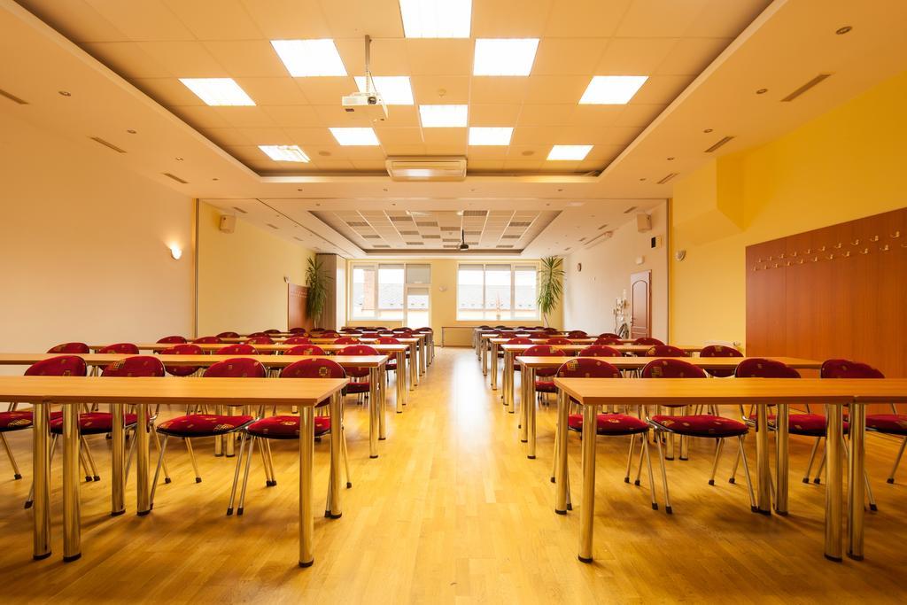 Sport-V-Hotel Hrotovice Εξωτερικό φωτογραφία