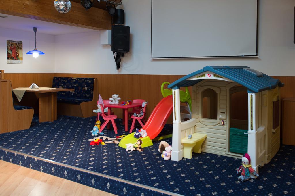 Sport-V-Hotel Hrotovice Εξωτερικό φωτογραφία